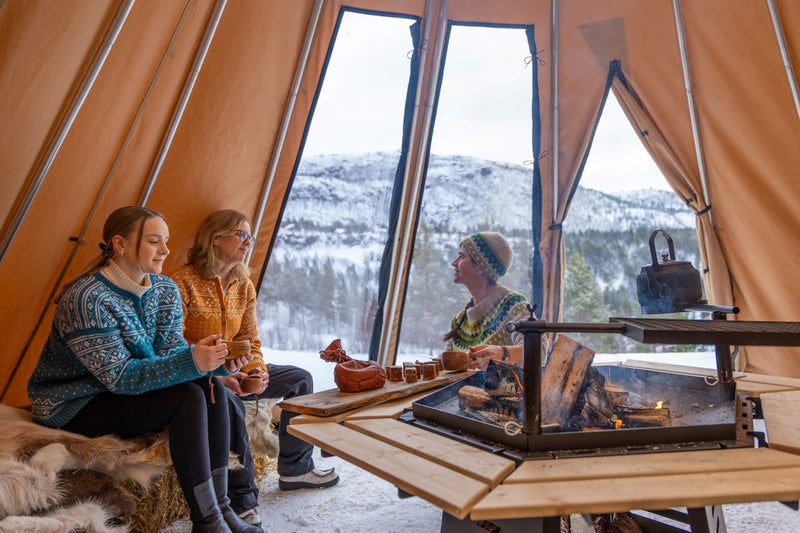 Last inn bildet i gallerivisningen, Venor Lavvo 15-20 panorama med 6-kant grill og 5 benker
